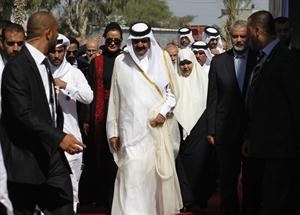 امير قطر الشيخ حمد بن خليفة وقرينته الشيخة موزة خلال زيارتهما الى غزة ويرافقهما رئيس حكومة حماس المقالة اسماعيل هنية وقرينته