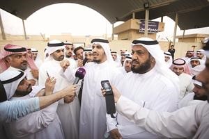 فلاح الصواغ وبدر الداهوم وخالد الطاحوس يتحدثون للصحافيين بعد الافراج عنهم امس ﻿