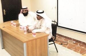 صاهود المطيري متحدثا خلال المحاضرة﻿
