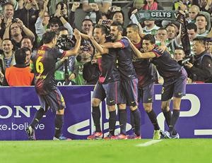 فرحة لاعبي برشلونة بهدف جوردي البا في الوقت القاتل بمرمى سلتيك الاسكوتلندي 	افپ﻿