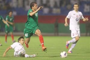 البرازيلي روجيريو يحاول قطع الكرة من لاعب الاتفاق﻿