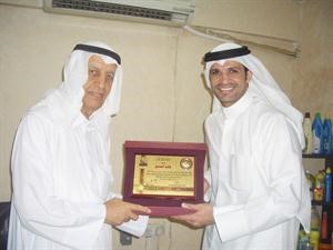 خالد الصانع يتسلم درعا تذكارية من الفضلي﻿