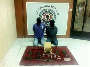 المتهمان وامامهما المضبوطات﻿