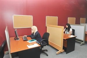 طالبتان خلال عملية التصويت﻿