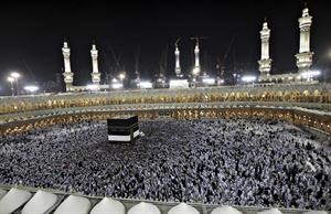 حجاج يؤدون صلاة العشاء في الحرم المكي مساء السبت﻿