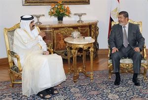 الرئيس المصري دمحمد مرسي مستقبلا امير قطر الشيخ حمد بن خليفة في القاهرة امس