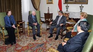 الرئيس المصري دمحمد مرسي مرحبا بوفد لجنة الحكماء الدولية رويترز