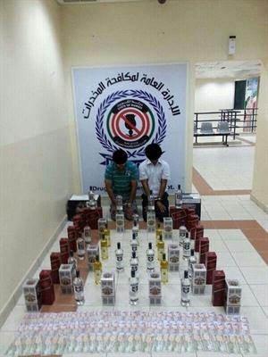 متهمان من بين الموقوفين الثلاثة وامامهما الخمور المضبوطة والحشيش والمبالغ النقدية﻿