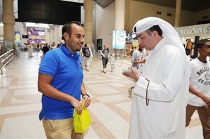 محمد البصيري يتحدث للزميل فرج ناصر
