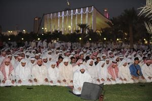 اجواء ايمانية سيطرت على المتجمعين وادوا صلاة المغرب 