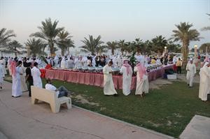 مائدة الطعام التي نظمتها الحركات الشبابية في ساحة الارادة