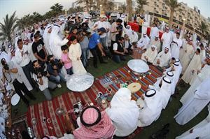 جموع شبابية تناولت الافطار في ساحة الارادة