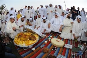 نواب سابقون واعضاء حركات وقوى شبابية مجتمعون حول مائدة افطار الكرامة في ساحة الارادة مساء امس هاني الشمريقاسم باشا