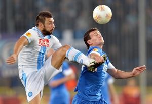 صراع على الكرة بين لاعب نابولي اندريه دوسينا ولاعب دنيبروبتروفسك الاوكراني ارتيم فيديتسكي افپ