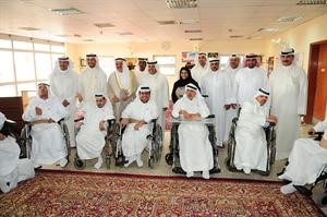 محمد الكندري وخالد المهدي مع نزلاء دور الرعاية اسامة ابوعطية