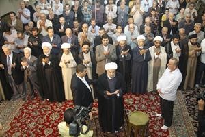  ونائب رئيس المجلس الشيعي الاعلى عبدالامير قبلان خلال صلاة العيد﻿
