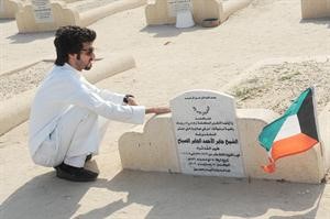احد المواطنين يقرا الفاتحة على قبر الامير الراحل الشيخ جابر الاحمد قاسم باشا