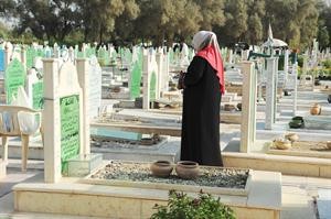 مواطنة حرصت على زيارة احد ذويها اول ايام العيد