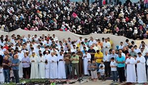 المصلون خلال اداء الصلاة