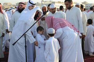 توزيع عيدية للاطفال