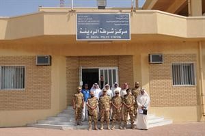  صورة تجمعه مع ضباط وافراد مركز شرطة الرديفة