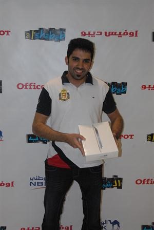 احد الفائزين يحمل جائزته
