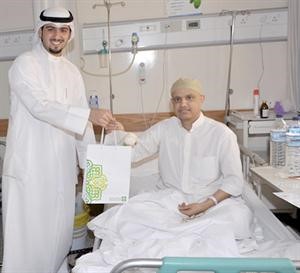 موظف بيتك خلال زيارته احد المرضى