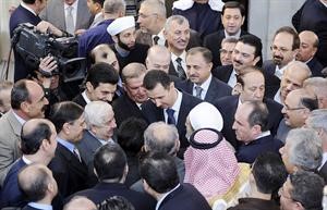 الرئيس السوري بشار الاسد محاطا بعدد من المسؤولين السوريين خلال صلاة عيد الاضحى في دمشق امس اپ
