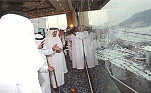 خادم الحرمين الشريفين الملك عبدالله بن عبدالعزيز يتابع بنفسه احوال الحجيج في منى 