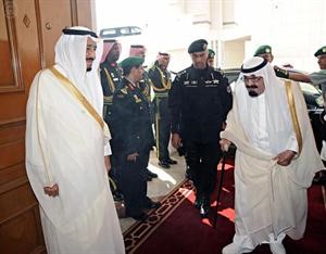 خادم الحرمين الشريفين وفي استقباله صاحب السمو الملكي الامير سلمان بن عبدالعزيز ولي العهد السعودي نائب رئيس مجلس الوزراء وزير الدفاع واس