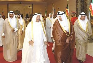 صاحب السمو الامير الشيخ صباح الاحمد قبيل مغادرته البلاد وفي وداعه سمو ولي العهد الشيخ نواف الاحمد والشيخ علي الجراح والسفير احمد فهد الفهد والشيخ مبارك الفيصل
