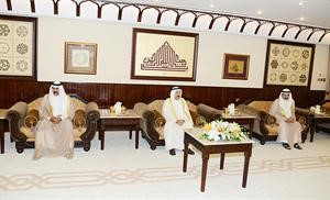 صاحب السمو الامير الشيخ صباح الاحمد وسمو ولي العهد الشيخ نواف الاحمد وجاسم الخرافي في المسجد الكبير
