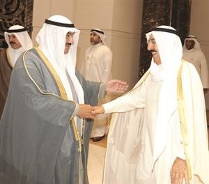 سمو الشيخ ناصر المحمد مصافحا صاحب السمو الامير
