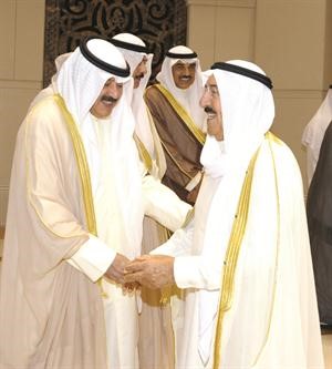 خالد الجارالله مودعا صاحب السمو ويبدو الشيخ صباح الخالد والشيخ محمد الخالد
