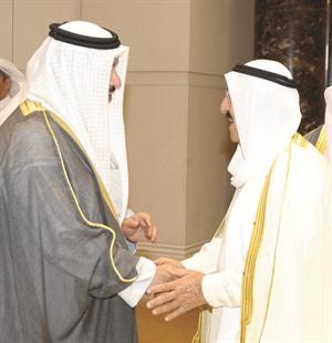 صاحب السمو الامير الشيخ صباح الاحمد مصافحا سمو رئيس الوزراء الشيخ جابر المبارك
