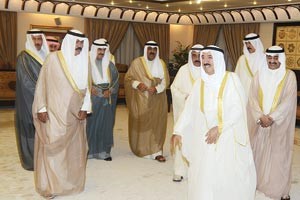صاحب السمو الامير الشيخ صباح الاحمد في المسجد الكبير لاداء صلاة العيد بحضور سمو ولي العهد الشيخ نواف الاحمد وكبار الشيوخ والشخصيات