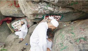 حاج يصطحب معه شيشة إلى المشاعر المقدسة.. وآخر يترك طفله المشلول في غار حراء أملا في شفائه