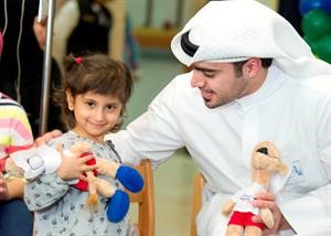 هدايا العيد لنزلاء المستشفى من الاطفال
