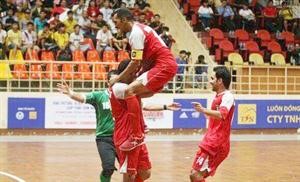 فرحة كابتن المنتخب سالم امان مع لاعبي ازرق الصالات بعد الفوز على اوزبكستان في فيتنام﻿