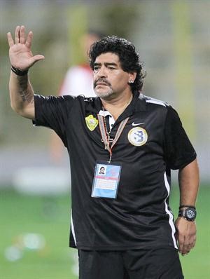 الاسطورة دييغو مارادونا خارج حسابات الوصل