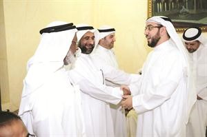 اسامة الشاهين يهنئ الحضور في جمعية الاصلاح اسامة ابوعطية