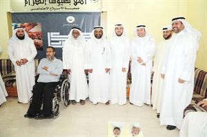 اسامة الشاهين مع عدد من الحضور اسامة ابوعطية