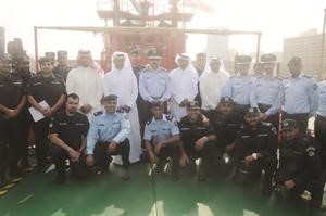 العميد خالد المكراد والوفد القطري يتوسطون عددا من رجال الانقاذ البحري﻿