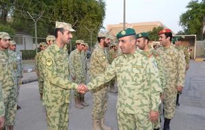 العميد زيد مصافحا احد الضباط﻿