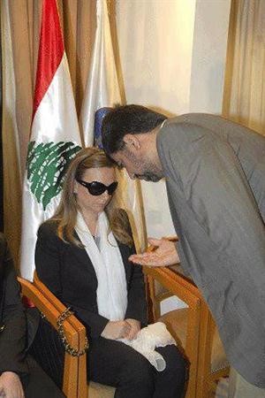 صورة بثتها وسائل اعلام لارملة اللواء الحسن ترفض قبول تعازي السفير الايراني﻿