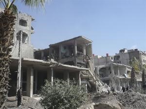 اثار الدمار الذي خلفته الغارة الجوية على مدينة عربين رويترز