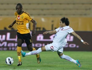 محترف الكويت روجيريو يحاول انتزاع الكرة من لاعب وسط القادسية ابراهيما كيتا الازرقكوم