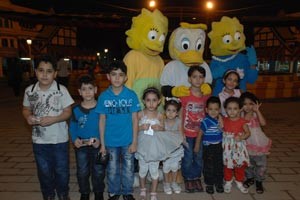 الاطفال مع الشخصيات الكرتونية