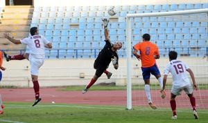 حارس مرمى السلام صور بلال كساب يحاول ابعاد الكرة
