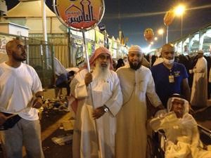 الزميل ضاري المطيري مع بعض الحجاج بعد رمي الجمرات امس﻿